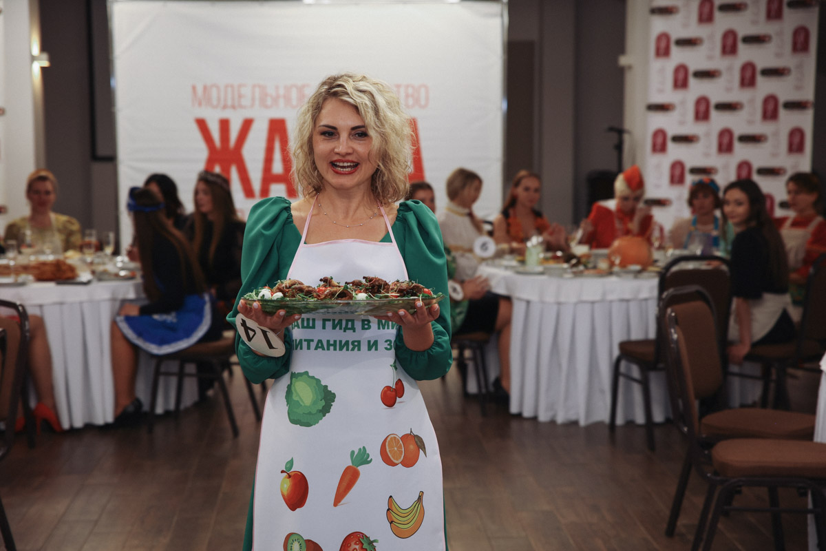 В минувшее воскресенье пятнадцать прекрасных женщин закатили настоящий русский пир. Да не просто так, а чтобы выяснить, кто из них лучшая хозяюшка. И мы там были, блюда вкусные пробовали. А теперь и вам расскажем и покажем, чем участницы угощали жюри и как презентовали свои яства.