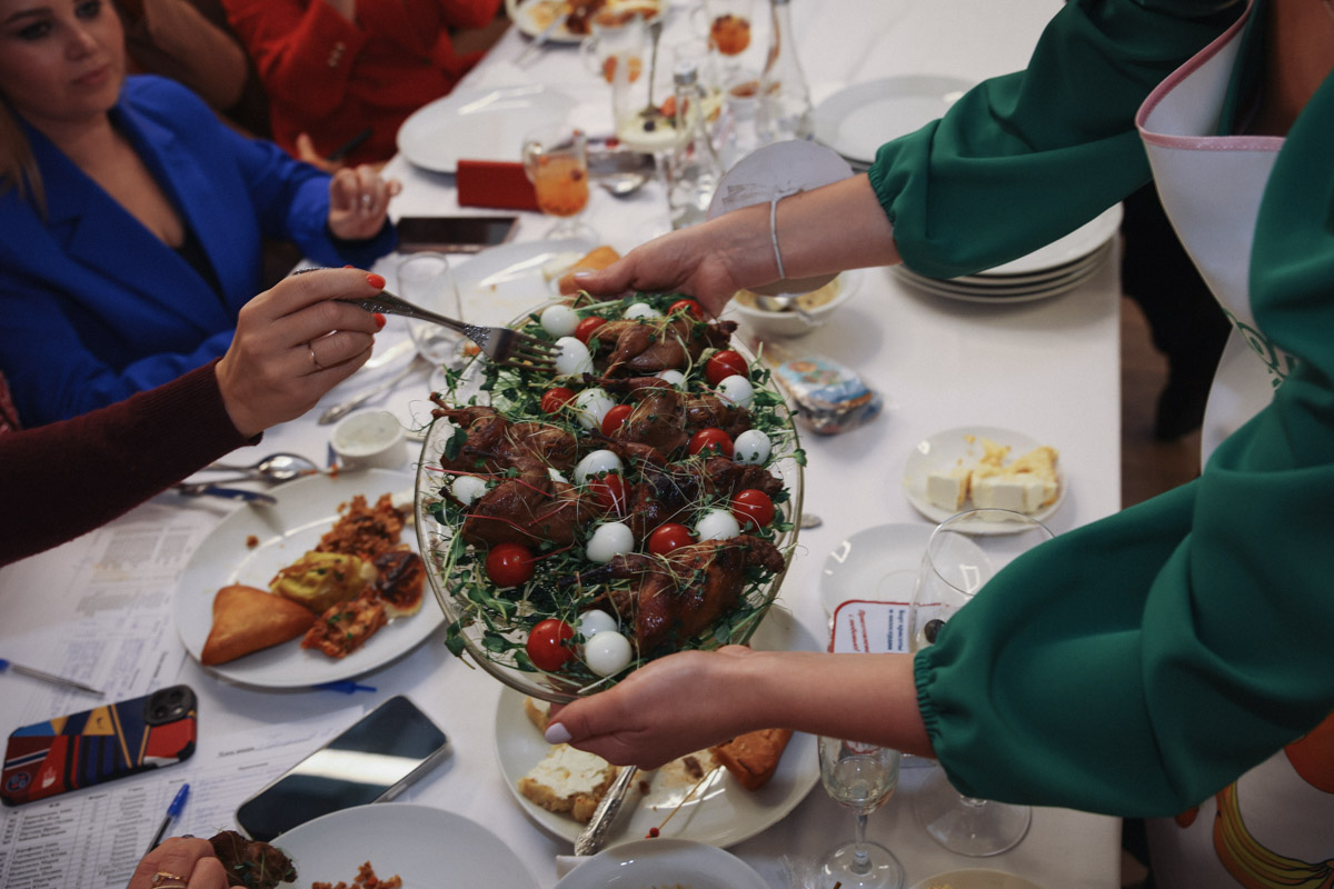 В минувшее воскресенье пятнадцать прекрасных женщин закатили настоящий русский пир. Да не просто так, а чтобы выяснить, кто из них лучшая хозяюшка. И мы там были, блюда вкусные пробовали. А теперь и вам расскажем и покажем, чем участницы угощали жюри и как презентовали свои яства.