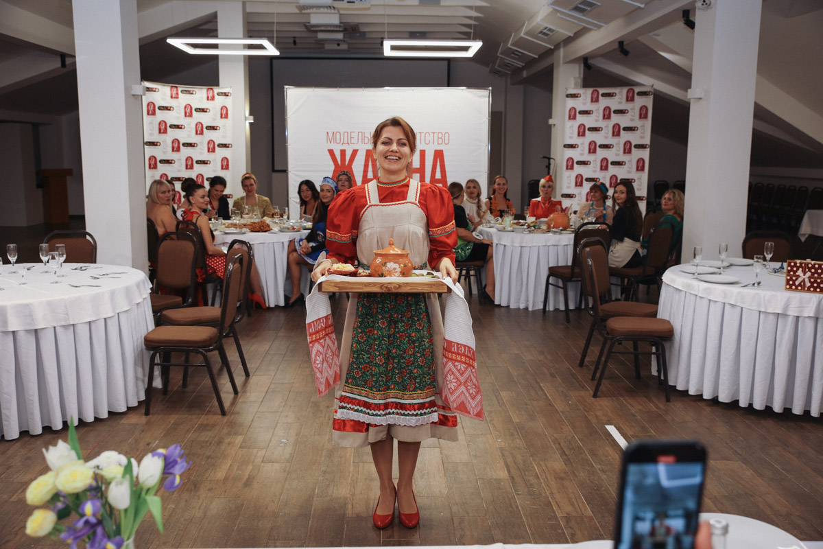 В минувшее воскресенье пятнадцать прекрасных женщин закатили настоящий русский пир. Да не просто так, а чтобы выяснить, кто из них лучшая хозяюшка. И мы там были, блюда вкусные пробовали. А теперь и вам расскажем и покажем, чем участницы угощали жюри и как презентовали свои яства.