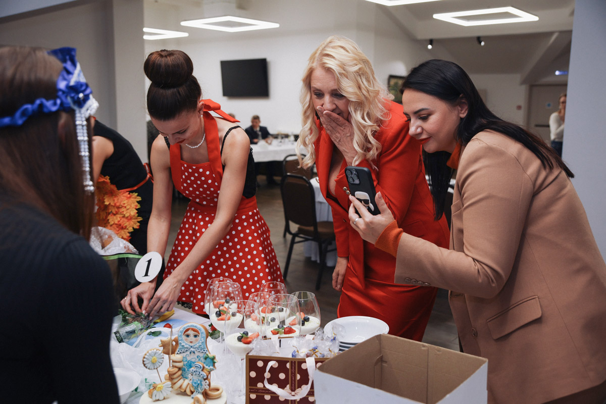 В минувшее воскресенье пятнадцать прекрасных женщин закатили настоящий русский пир. Да не просто так, а чтобы выяснить, кто из них лучшая хозяюшка. И мы там были, блюда вкусные пробовали. А теперь и вам расскажем и покажем, чем участницы угощали жюри и как презентовали свои яства.