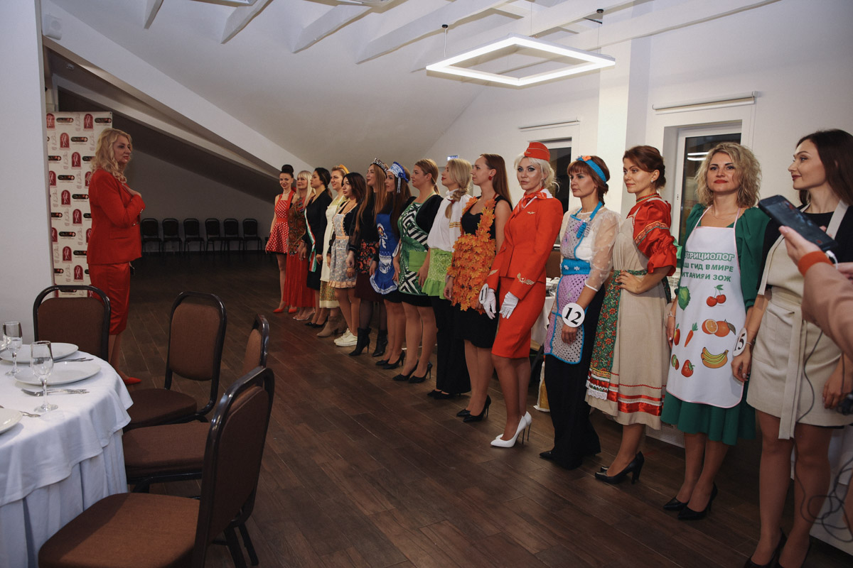 В минувшее воскресенье пятнадцать прекрасных женщин закатили настоящий русский пир. Да не просто так, а чтобы выяснить, кто из них лучшая хозяюшка. И мы там были, блюда вкусные пробовали. А теперь и вам расскажем и покажем, чем участницы угощали жюри и как презентовали свои яства.