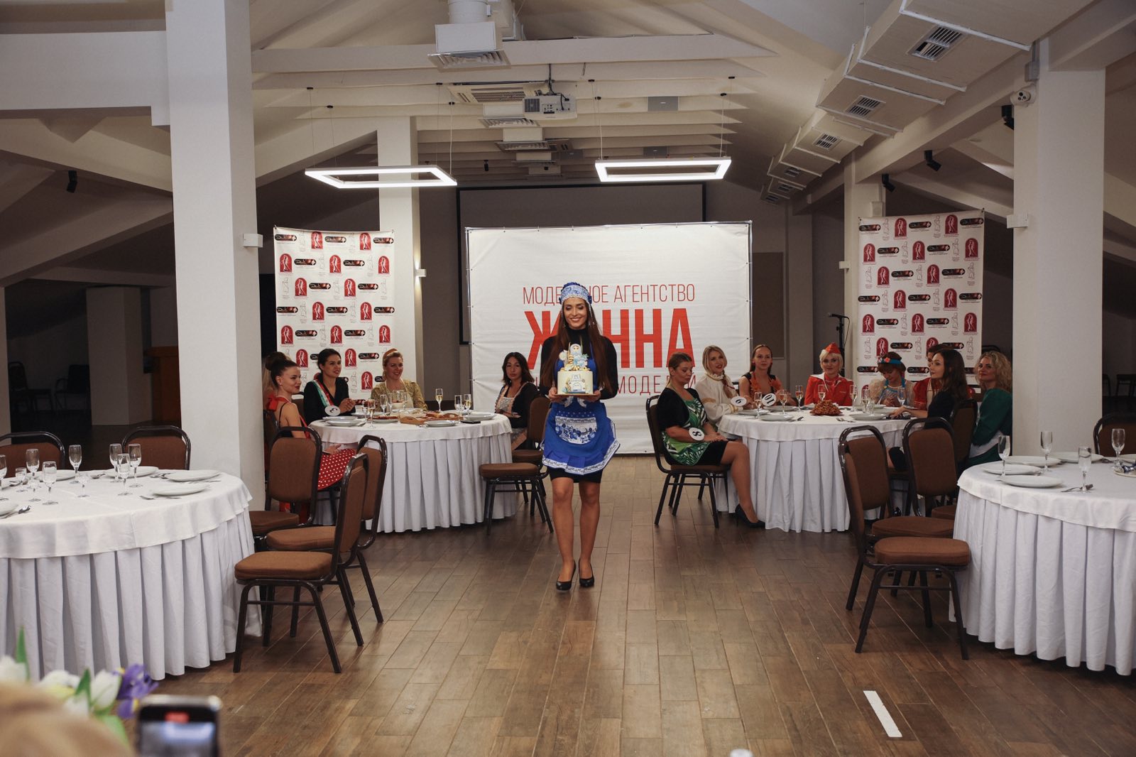 В минувшее воскресенье пятнадцать прекрасных женщин закатили настоящий русский пир. Да не просто так, а чтобы выяснить, кто из них лучшая хозяюшка. И мы там были, блюда вкусные пробовали. А теперь и вам расскажем и покажем, чем участницы угощали жюри и как презентовали свои яства.