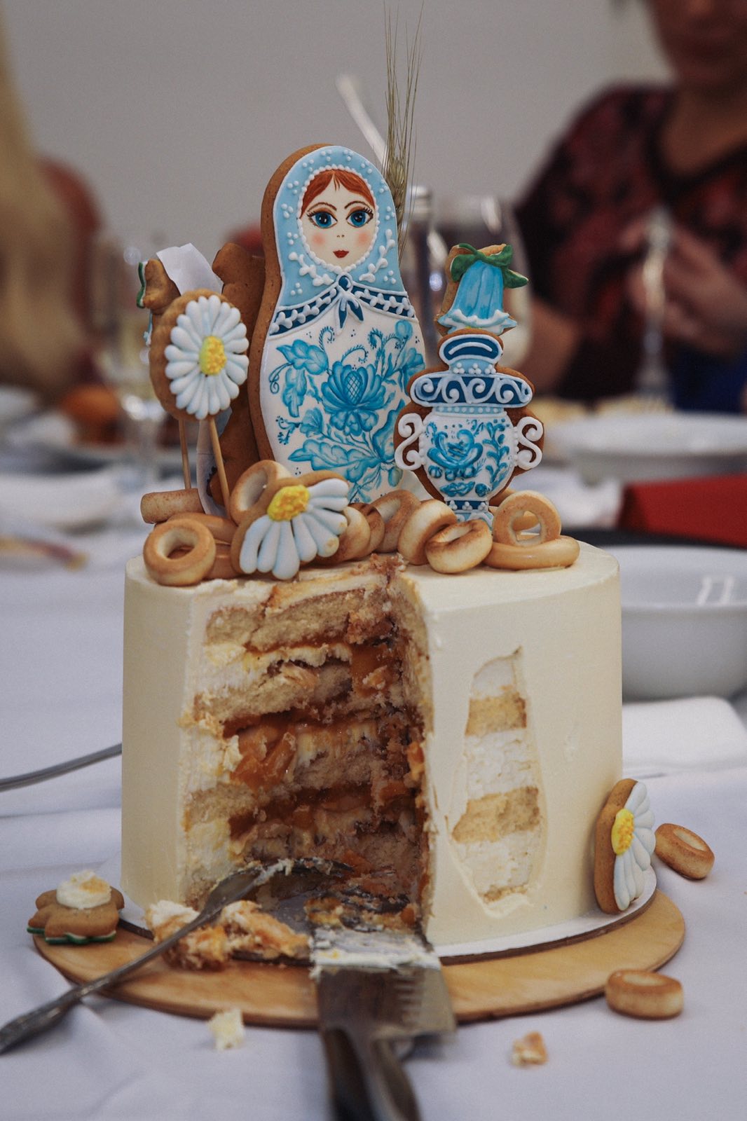 В минувшее воскресенье пятнадцать прекрасных женщин закатили настоящий русский пир. Да не просто так, а чтобы выяснить, кто из них лучшая хозяюшка. И мы там были, блюда вкусные пробовали. А теперь и вам расскажем и покажем, чем участницы угощали жюри и как презентовали свои яства.