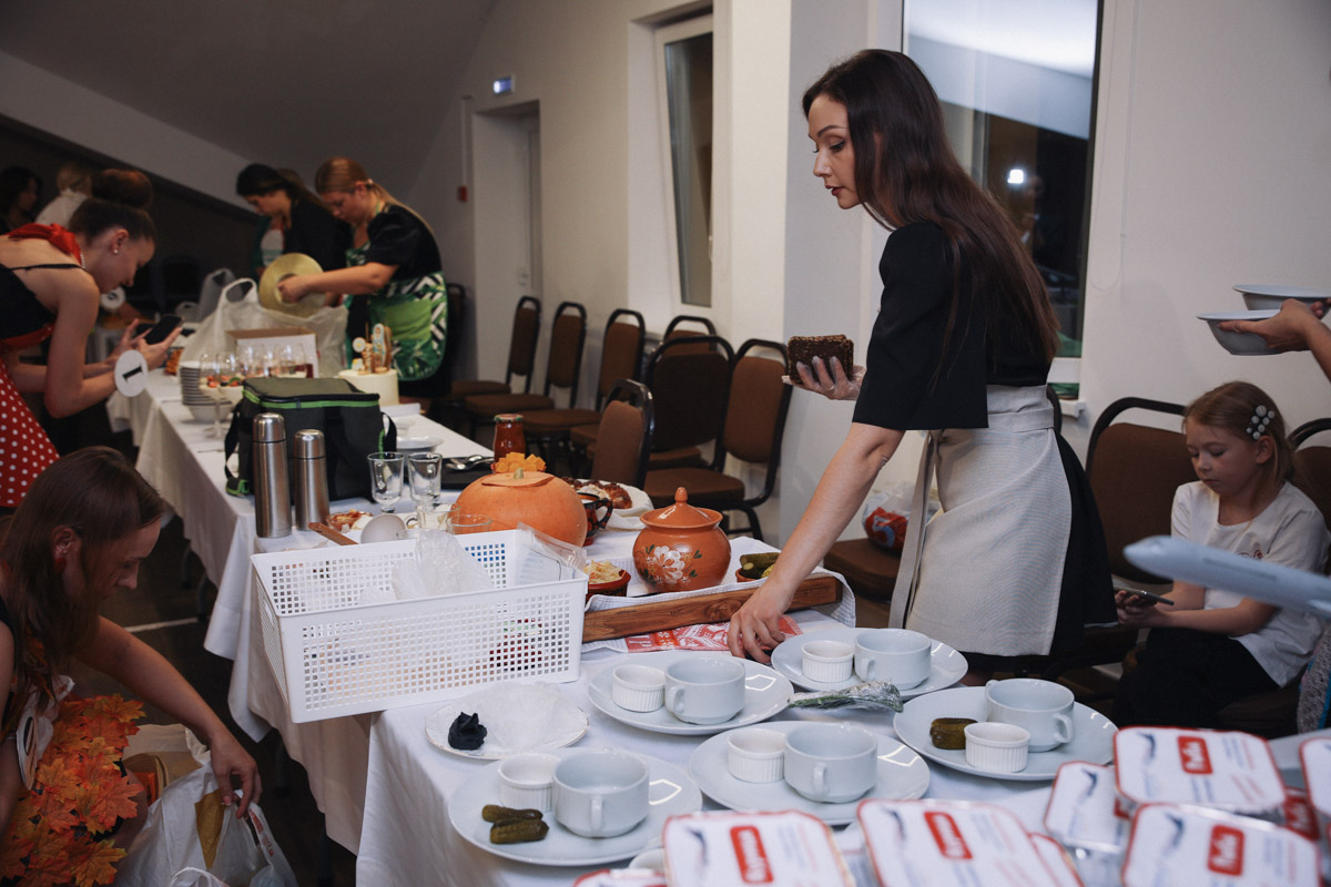 В минувшее воскресенье пятнадцать прекрасных женщин закатили настоящий русский пир. Да не просто так, а чтобы выяснить, кто из них лучшая хозяюшка. И мы там были, блюда вкусные пробовали. А теперь и вам расскажем и покажем, чем участницы угощали жюри и как презентовали свои яства.