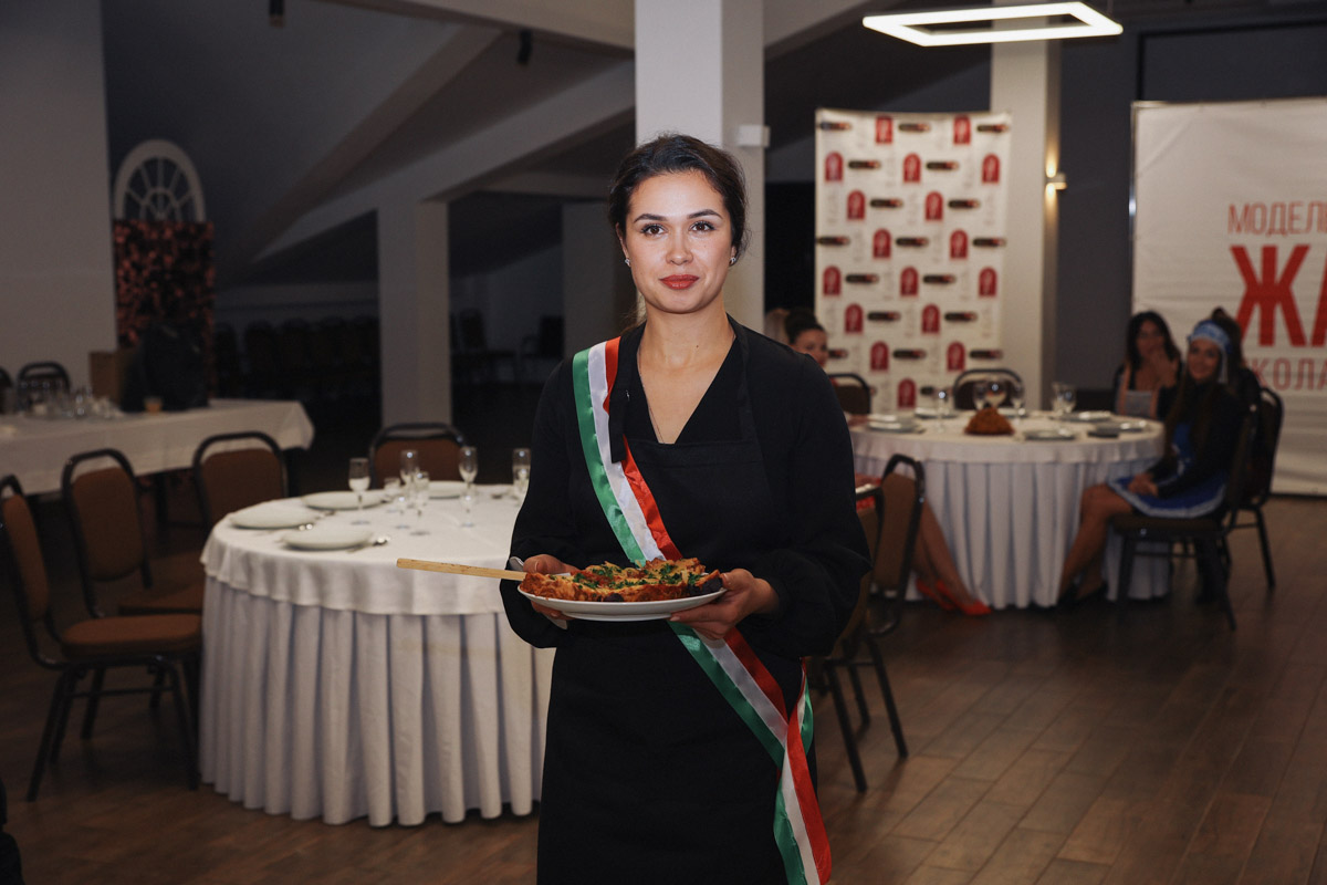 В минувшее воскресенье пятнадцать прекрасных женщин закатили настоящий русский пир. Да не просто так, а чтобы выяснить, кто из них лучшая хозяюшка. И мы там были, блюда вкусные пробовали. А теперь и вам расскажем и покажем, чем участницы угощали жюри и как презентовали свои яства.