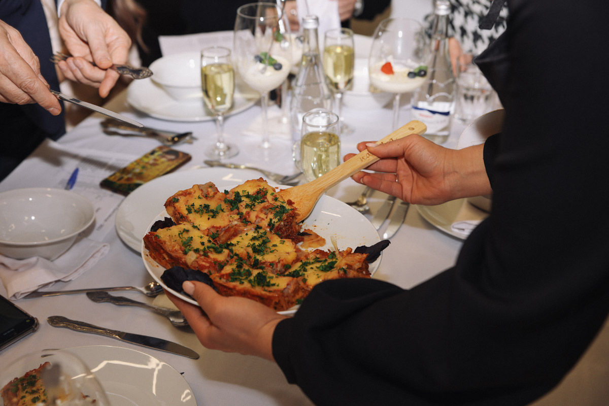 В минувшее воскресенье пятнадцать прекрасных женщин закатили настоящий русский пир. Да не просто так, а чтобы выяснить, кто из них лучшая хозяюшка. И мы там были, блюда вкусные пробовали. А теперь и вам расскажем и покажем, чем участницы угощали жюри и как презентовали свои яства.