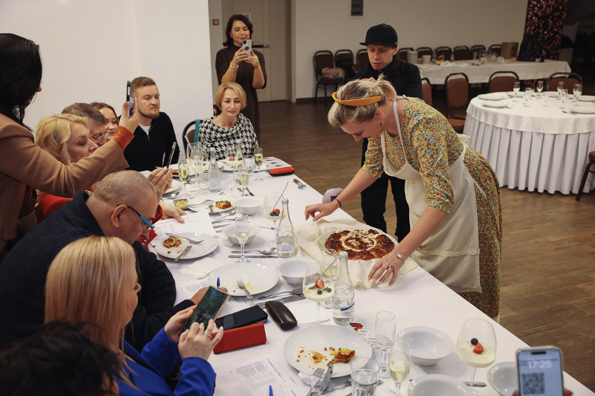В минувшее воскресенье пятнадцать прекрасных женщин закатили настоящий русский пир. Да не просто так, а чтобы выяснить, кто из них лучшая хозяюшка. И мы там были, блюда вкусные пробовали. А теперь и вам расскажем и покажем, чем участницы угощали жюри и как презентовали свои яства.