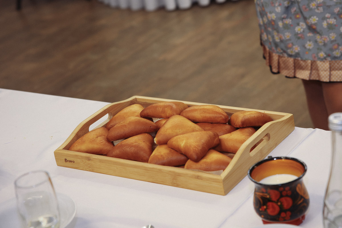 В минувшее воскресенье пятнадцать прекрасных женщин закатили настоящий русский пир. Да не просто так, а чтобы выяснить, кто из них лучшая хозяюшка. И мы там были, блюда вкусные пробовали. А теперь и вам расскажем и покажем, чем участницы угощали жюри и как презентовали свои яства.