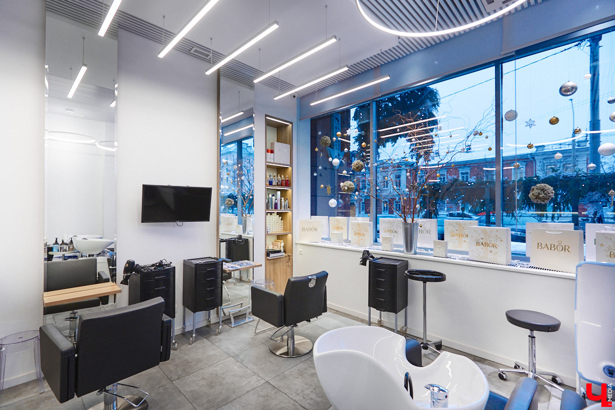 Уютно переливаются новогодними огнями окна Института красоты BABOR. Здесь действительно творят чудеса. Это знает каждый, кто хотя бы раз попадал в руки местных косметологов, массажистов и мастеров. Владелица Института красоты BABOR Наталья Васькова рассказала «Ключ-Медиа», как ей удается развиваться в индустрии красоты, а еще поделилась любимыми бьюти-ритуалами, принципами сохранения личного экопространства и гармоничным подходом к жизни и бизнесу.