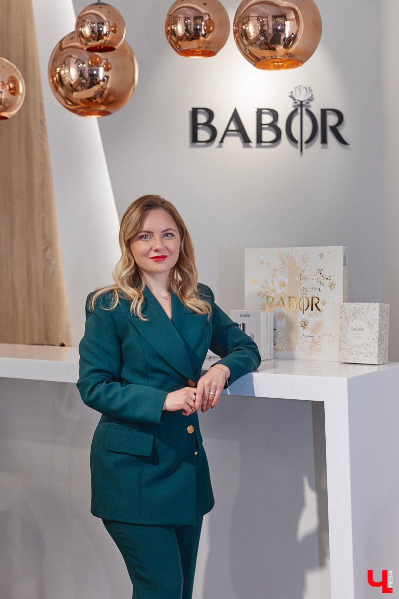 Уютно переливаются новогодними огнями окна Института красоты BABOR. Здесь действительно творят чудеса. Это знает каждый, кто хотя бы раз попадал в руки местных косметологов, массажистов и мастеров. Владелица Института красоты BABOR Наталья Васькова рассказала «Ключ-Медиа», как ей удается развиваться в индустрии красоты, а еще поделилась любимыми бьюти-ритуалами, принципами сохранения личного экопространства и гармоничным подходом к жизни и бизнесу.