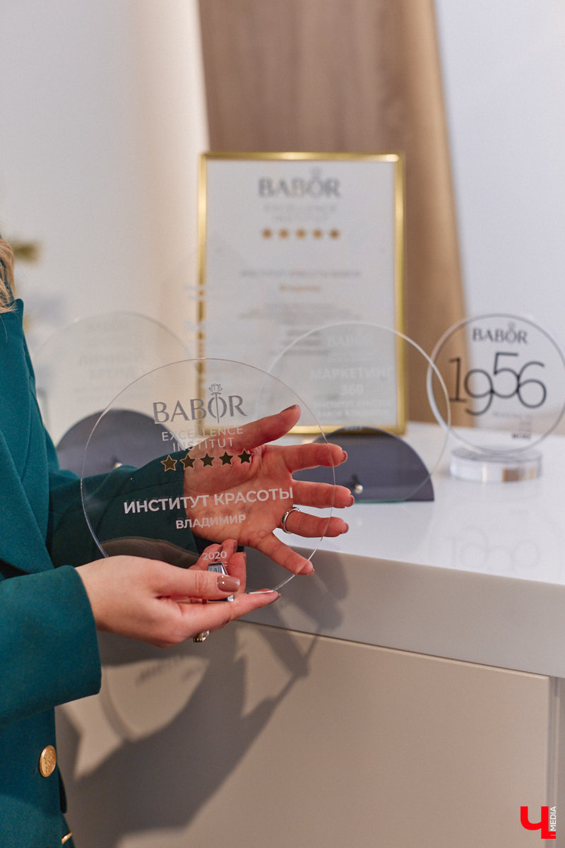 Уютно переливаются новогодними огнями окна Института красоты BABOR. Здесь действительно творят чудеса. Это знает каждый, кто хотя бы раз попадал в руки местных косметологов, массажистов и мастеров. Владелица Института красоты BABOR Наталья Васькова рассказала «Ключ-Медиа», как ей удается развиваться в индустрии красоты, а еще поделилась любимыми бьюти-ритуалами, принципами сохранения личного экопространства и гармоничным подходом к жизни и бизнесу.