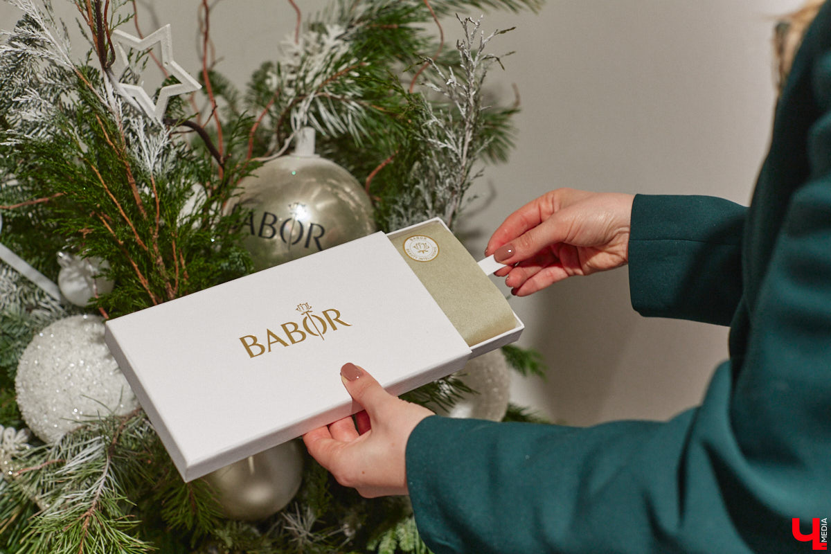 Уютно переливаются новогодними огнями окна Института красоты BABOR. Здесь действительно творят чудеса. Это знает каждый, кто хотя бы раз попадал в руки местных косметологов, массажистов и мастеров. Владелица Института красоты BABOR Наталья Васькова рассказала «Ключ-Медиа», как ей удается развиваться в индустрии красоты, а еще поделилась любимыми бьюти-ритуалами, принципами сохранения личного экопространства и гармоничным подходом к жизни и бизнесу.