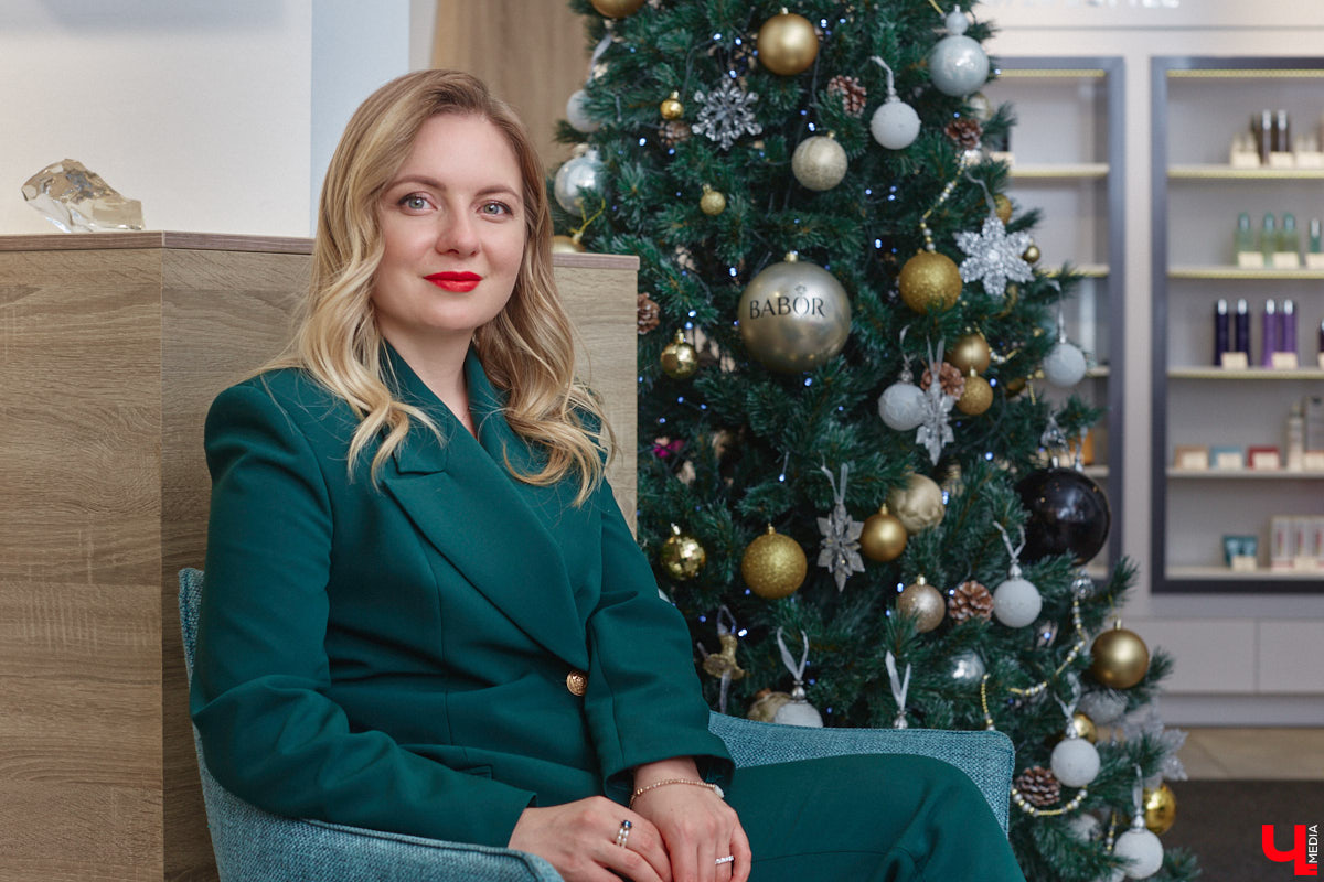 Уютно переливаются новогодними огнями окна Института красоты BABOR. Здесь действительно творят чудеса. Это знает каждый, кто хотя бы раз попадал в руки местных косметологов, массажистов и мастеров. Владелица Института красоты BABOR Наталья Васькова рассказала «Ключ-Медиа», как ей удается развиваться в индустрии красоты, а еще поделилась любимыми бьюти-ритуалами, принципами сохранения личного экопространства и гармоничным подходом к жизни и бизнесу.