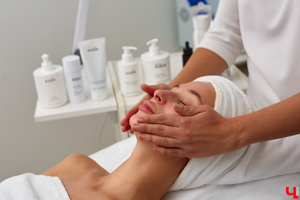 Уютно переливаются новогодними огнями окна Института красоты BABOR. Здесь действительно творят чудеса. Это знает каждый, кто хотя бы раз попадал в руки местных косметологов, массажистов и мастеров. Владелица Института красоты BABOR Наталья Васькова рассказала «Ключ-Медиа», как ей удается развиваться в индустрии красоты, а еще поделилась любимыми бьюти-ритуалами, принципами сохранения личного экопространства и гармоничным подходом к жизни и бизнесу.