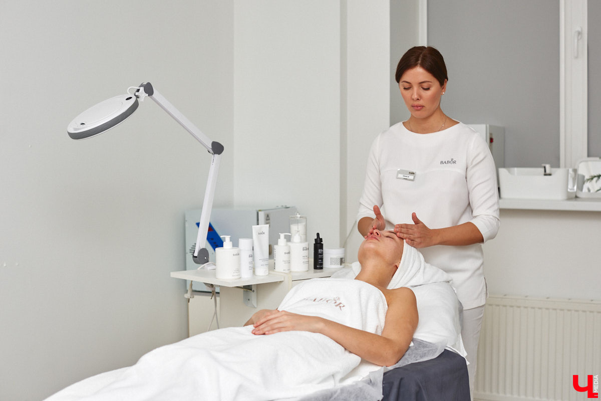 Уютно переливаются новогодними огнями окна Института красоты BABOR. Здесь действительно творят чудеса. Это знает каждый, кто хотя бы раз попадал в руки местных косметологов, массажистов и мастеров. Владелица Института красоты BABOR Наталья Васькова рассказала «Ключ-Медиа», как ей удается развиваться в индустрии красоты, а еще поделилась любимыми бьюти-ритуалами, принципами сохранения личного экопространства и гармоничным подходом к жизни и бизнесу.