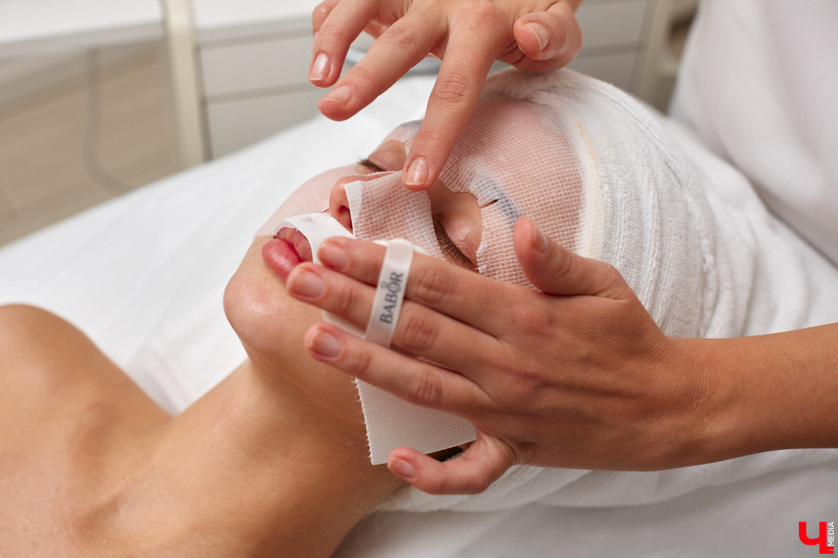 Уютно переливаются новогодними огнями окна Института красоты BABOR. Здесь действительно творят чудеса. Это знает каждый, кто хотя бы раз попадал в руки местных косметологов, массажистов и мастеров. Владелица Института красоты BABOR Наталья Васькова рассказала «Ключ-Медиа», как ей удается развиваться в индустрии красоты, а еще поделилась любимыми бьюти-ритуалами, принципами сохранения личного экопространства и гармоничным подходом к жизни и бизнесу.