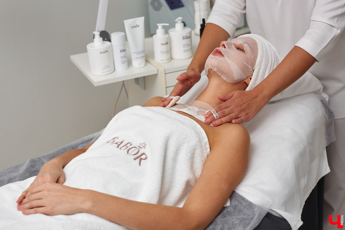 Уютно переливаются новогодними огнями окна Института красоты BABOR. Здесь действительно творят чудеса. Это знает каждый, кто хотя бы раз попадал в руки местных косметологов, массажистов и мастеров. Владелица Института красоты BABOR Наталья Васькова рассказала «Ключ-Медиа», как ей удается развиваться в индустрии красоты, а еще поделилась любимыми бьюти-ритуалами, принципами сохранения личного экопространства и гармоничным подходом к жизни и бизнесу.