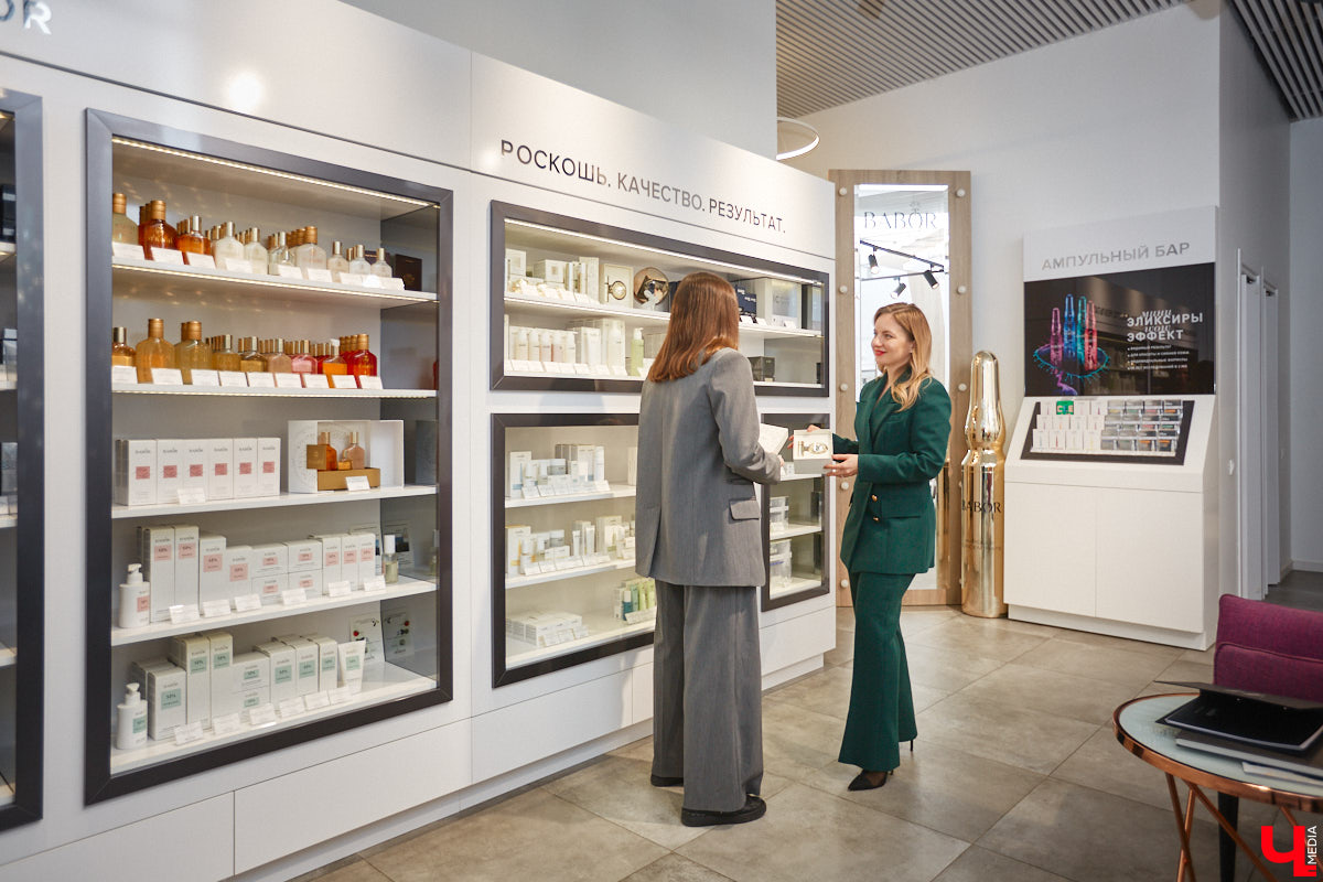 Уютно переливаются новогодними огнями окна Института красоты BABOR. Здесь действительно творят чудеса. Это знает каждый, кто хотя бы раз попадал в руки местных косметологов, массажистов и мастеров. Владелица Института красоты BABOR Наталья Васькова рассказала «Ключ-Медиа», как ей удается развиваться в индустрии красоты, а еще поделилась любимыми бьюти-ритуалами, принципами сохранения личного экопространства и гармоничным подходом к жизни и бизнесу.