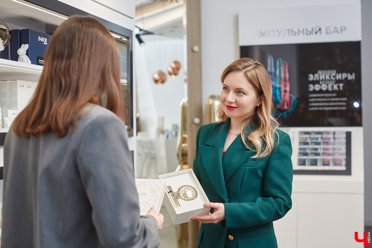 Уютно переливаются новогодними огнями окна Института красоты BABOR. Здесь действительно творят чудеса. Это знает каждый, кто хотя бы раз попадал в руки местных косметологов, массажистов и мастеров. Владелица Института красоты BABOR Наталья Васькова рассказала «Ключ-Медиа», как ей удается развиваться в индустрии красоты, а еще поделилась любимыми бьюти-ритуалами, принципами сохранения личного экопространства и гармоничным подходом к жизни и бизнесу.