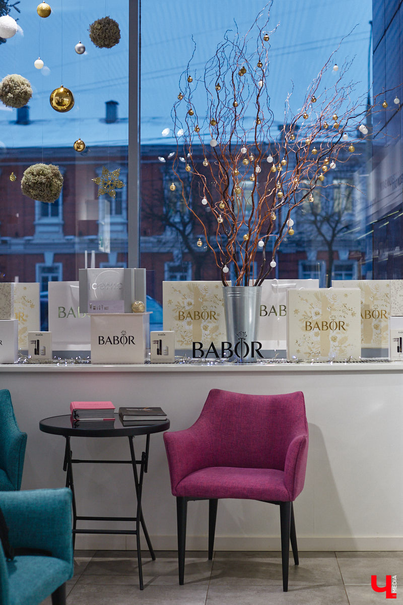 Уютно переливаются новогодними огнями окна Института красоты BABOR. Здесь действительно творят чудеса. Это знает каждый, кто хотя бы раз попадал в руки местных косметологов, массажистов и мастеров. Владелица Института красоты BABOR Наталья Васькова рассказала «Ключ-Медиа», как ей удается развиваться в индустрии красоты, а еще поделилась любимыми бьюти-ритуалами, принципами сохранения личного экопространства и гармоничным подходом к жизни и бизнесу.