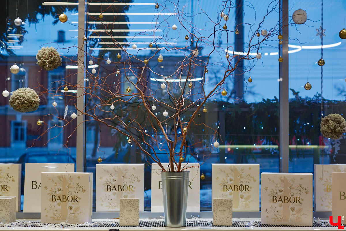 Уютно переливаются новогодними огнями окна Института красоты BABOR. Здесь действительно творят чудеса. Это знает каждый, кто хотя бы раз попадал в руки местных косметологов, массажистов и мастеров. Владелица Института красоты BABOR Наталья Васькова рассказала «Ключ-Медиа», как ей удается развиваться в индустрии красоты, а еще поделилась любимыми бьюти-ритуалами, принципами сохранения личного экопространства и гармоничным подходом к жизни и бизнесу.