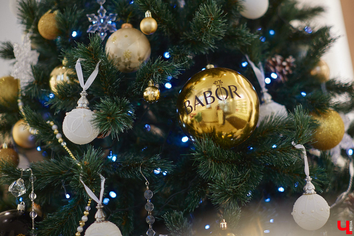 Уютно переливаются новогодними огнями окна Института красоты BABOR. Здесь действительно творят чудеса. Это знает каждый, кто хотя бы раз попадал в руки местных косметологов, массажистов и мастеров. Владелица Института красоты BABOR Наталья Васькова рассказала «Ключ-Медиа», как ей удается развиваться в индустрии красоты, а еще поделилась любимыми бьюти-ритуалами, принципами сохранения личного экопространства и гармоничным подходом к жизни и бизнесу.