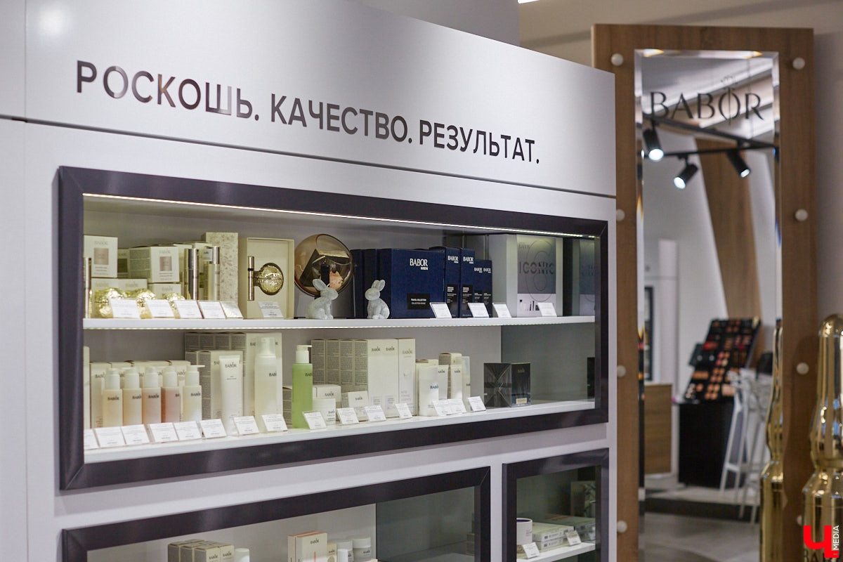 Уютно переливаются новогодними огнями окна Института красоты BABOR. Здесь действительно творят чудеса. Это знает каждый, кто хотя бы раз попадал в руки местных косметологов, массажистов и мастеров. Владелица Института красоты BABOR Наталья Васькова рассказала «Ключ-Медиа», как ей удается развиваться в индустрии красоты, а еще поделилась любимыми бьюти-ритуалами, принципами сохранения личного экопространства и гармоничным подходом к жизни и бизнесу.