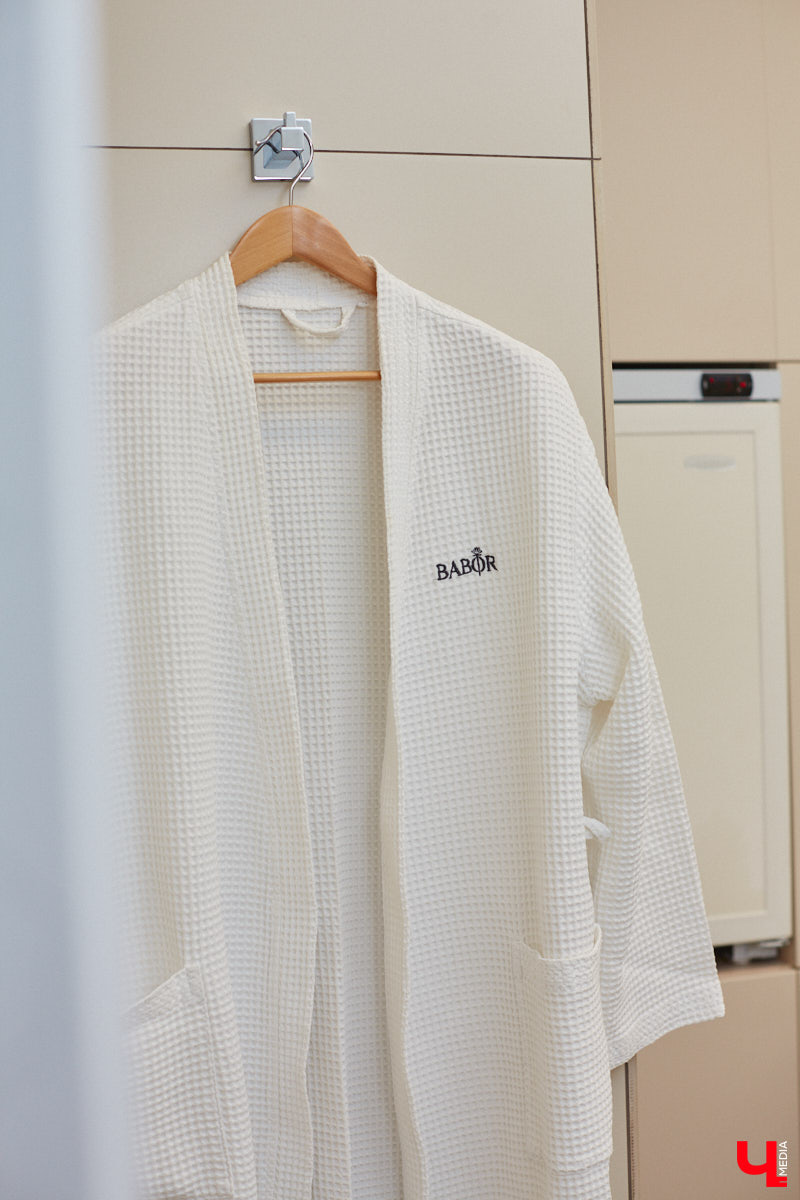 Уютно переливаются новогодними огнями окна Института красоты BABOR. Здесь действительно творят чудеса. Это знает каждый, кто хотя бы раз попадал в руки местных косметологов, массажистов и мастеров. Владелица Института красоты BABOR Наталья Васькова рассказала «Ключ-Медиа», как ей удается развиваться в индустрии красоты, а еще поделилась любимыми бьюти-ритуалами, принципами сохранения личного экопространства и гармоничным подходом к жизни и бизнесу.