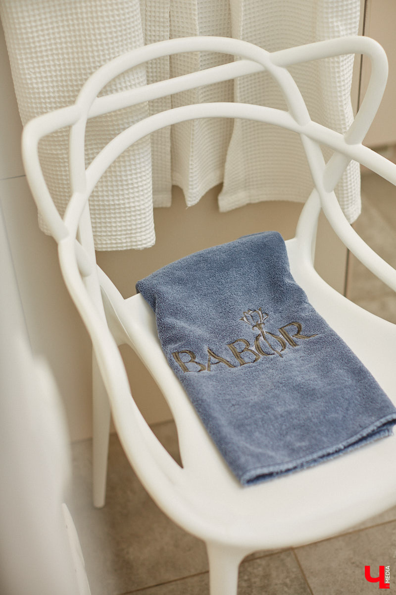 Уютно переливаются новогодними огнями окна Института красоты BABOR. Здесь действительно творят чудеса. Это знает каждый, кто хотя бы раз попадал в руки местных косметологов, массажистов и мастеров. Владелица Института красоты BABOR Наталья Васькова рассказала «Ключ-Медиа», как ей удается развиваться в индустрии красоты, а еще поделилась любимыми бьюти-ритуалами, принципами сохранения личного экопространства и гармоничным подходом к жизни и бизнесу.