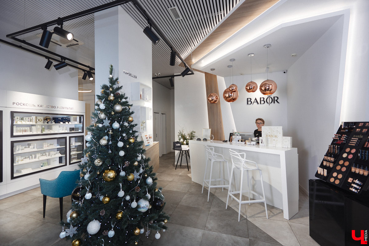 Уютно переливаются новогодними огнями окна Института красоты BABOR. Здесь действительно творят чудеса. Это знает каждый, кто хотя бы раз попадал в руки местных косметологов, массажистов и мастеров. Владелица Института красоты BABOR Наталья Васькова рассказала «Ключ-Медиа», как ей удается развиваться в индустрии красоты, а еще поделилась любимыми бьюти-ритуалами, принципами сохранения личного экопространства и гармоничным подходом к жизни и бизнесу.