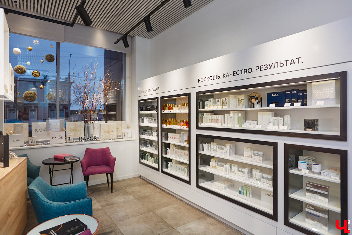 Уютно переливаются новогодними огнями окна Института красоты BABOR. Здесь действительно творят чудеса. Это знает каждый, кто хотя бы раз попадал в руки местных косметологов, массажистов и мастеров. Владелица Института красоты BABOR Наталья Васькова рассказала «Ключ-Медиа», как ей удается развиваться в индустрии красоты, а еще поделилась любимыми бьюти-ритуалами, принципами сохранения личного экопространства и гармоничным подходом к жизни и бизнесу.