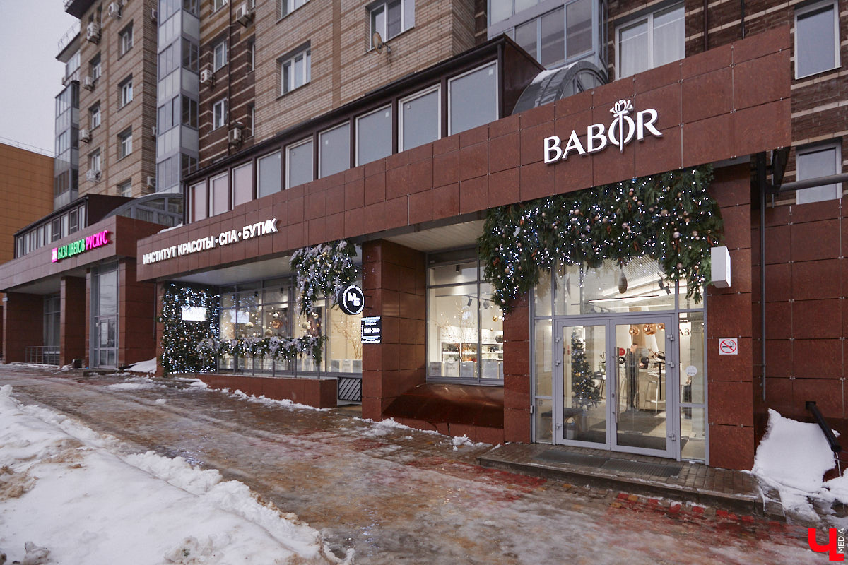 Уютно переливаются новогодними огнями окна Института красоты BABOR. Здесь действительно творят чудеса. Это знает каждый, кто хотя бы раз попадал в руки местных косметологов, массажистов и мастеров. Владелица Института красоты BABOR Наталья Васькова рассказала «Ключ-Медиа», как ей удается развиваться в индустрии красоты, а еще поделилась любимыми бьюти-ритуалами, принципами сохранения личного экопространства и гармоничным подходом к жизни и бизнесу.
