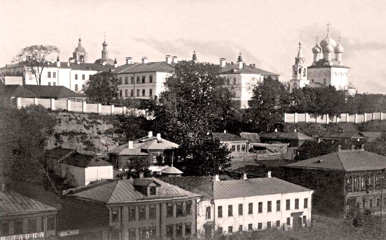 1 декабря 1956 года во Владимире открылись Центральные офицерские курсы. Они разместились в здании некогда семинарского общежития, которое, в свою очередь, было построено на территории Богородицкого монастыря, к тому времени уже упраздненного. «Ключ-Медиа» решил разобраться, как же военные оказались на месте старинной обители.