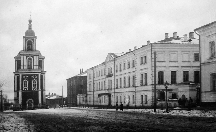 1 декабря 1956 года во Владимире открылись Центральные офицерские курсы. Они разместились в здании некогда семинарского общежития, которое, в свою очередь, было построено на территории Богородицкого монастыря, к тому времени уже упраздненного. «Ключ-Медиа» решил разобраться, как же военные оказались на месте старинной обители.