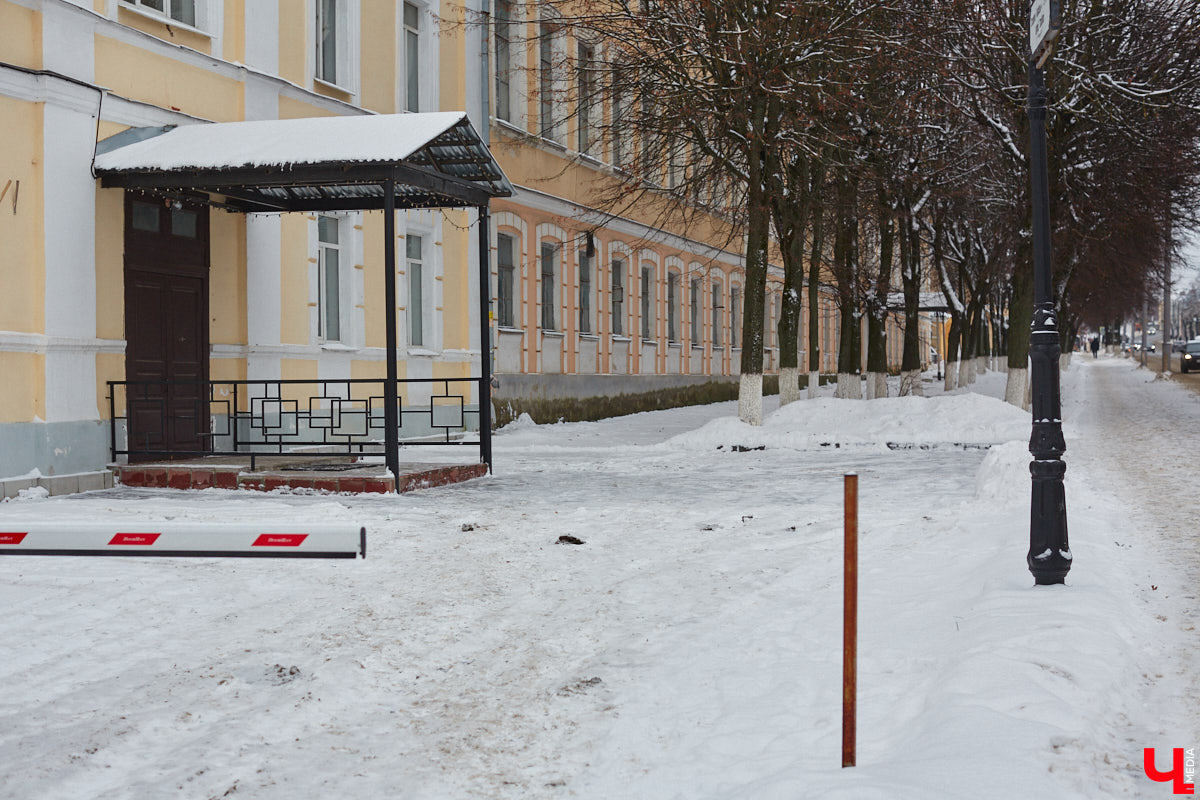 1 декабря 1956 года во Владимире открылись Центральные офицерские курсы. Они разместились в здании некогда семинарского общежития, которое, в свою очередь, было построено на территории Богородицкого монастыря, к тому времени уже упраздненного. «Ключ-Медиа» решил разобраться, как же военные оказались на месте старинной обители.