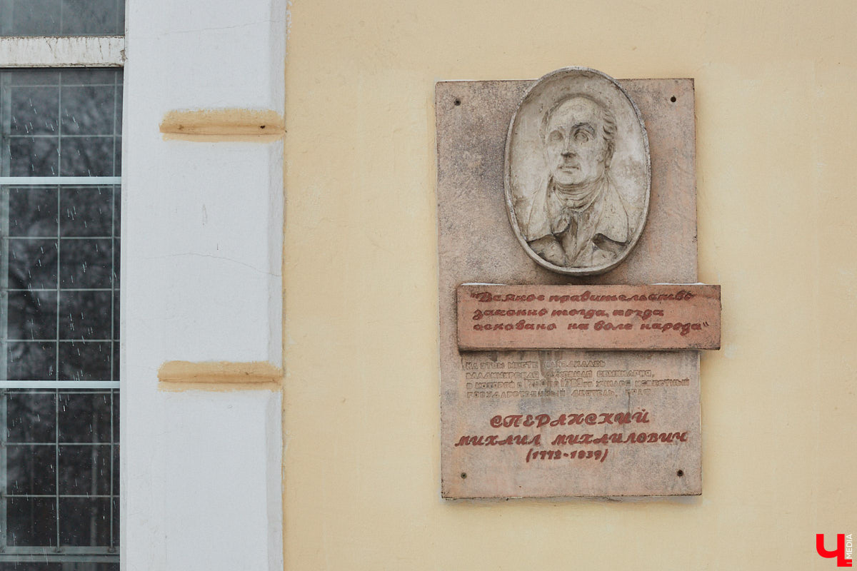 1 декабря 1956 года во Владимире открылись Центральные офицерские курсы. Они разместились в здании некогда семинарского общежития, которое, в свою очередь, было построено на территории Богородицкого монастыря, к тому времени уже упраздненного. «Ключ-Медиа» решил разобраться, как же военные оказались на месте старинной обители.