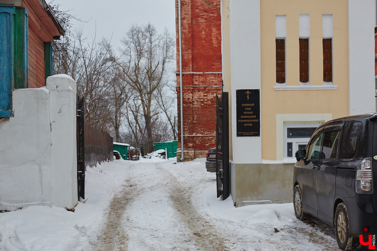 1 декабря 1956 года во Владимире открылись Центральные офицерские курсы. Они разместились в здании некогда семинарского общежития, которое, в свою очередь, было построено на территории Богородицкого монастыря, к тому времени уже упраздненного. «Ключ-Медиа» решил разобраться, как же военные оказались на месте старинной обители.