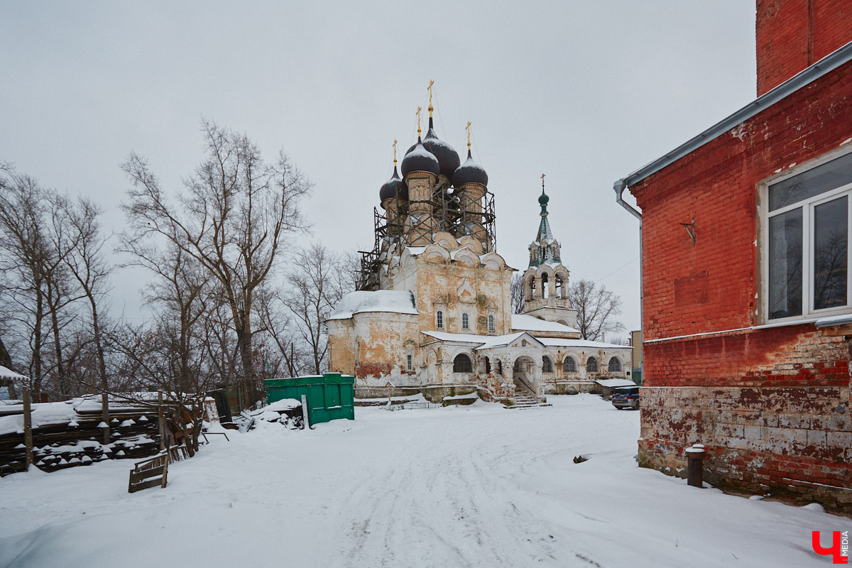 1 декабря 1956 года во Владимире открылись Центральные офицерские курсы. Они разместились в здании некогда семинарского общежития, которое, в свою очередь, было построено на территории Богородицкого монастыря, к тому времени уже упраздненного. «Ключ-Медиа» решил разобраться, как же военные оказались на месте старинной обители.