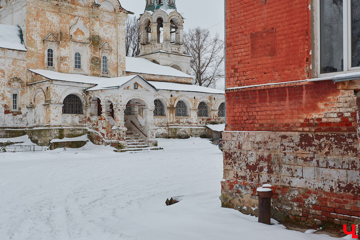 1 декабря 1956 года во Владимире открылись Центральные офицерские курсы. Они разместились в здании некогда семинарского общежития, которое, в свою очередь, было построено на территории Богородицкого монастыря, к тому времени уже упраздненного. «Ключ-Медиа» решил разобраться, как же военные оказались на месте старинной обители.