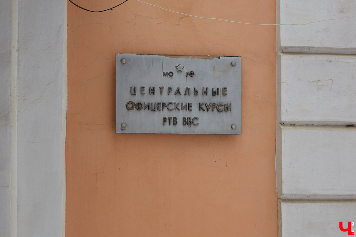 1 декабря 1956 года во Владимире открылись Центральные офицерские курсы. Они разместились в здании некогда семинарского общежития, которое, в свою очередь, было построено на территории Богородицкого монастыря, к тому времени уже упраздненного. «Ключ-Медиа» решил разобраться, как же военные оказались на месте старинной обители.
