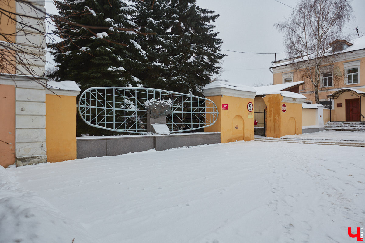 1 декабря 1956 года во Владимире открылись Центральные офицерские курсы. Они разместились в здании некогда семинарского общежития, которое, в свою очередь, было построено на территории Богородицкого монастыря, к тому времени уже упраздненного. «Ключ-Медиа» решил разобраться, как же военные оказались на месте старинной обители.