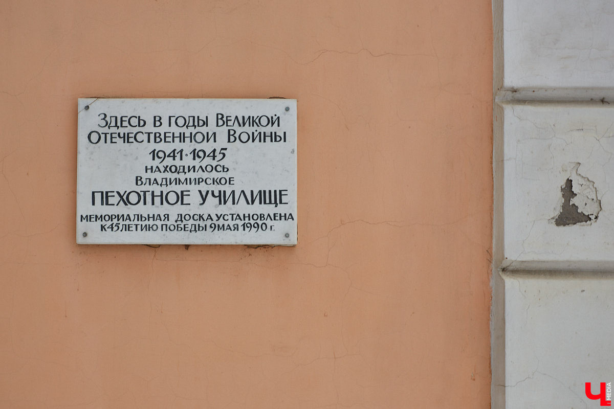 1 декабря 1956 года во Владимире открылись Центральные офицерские курсы. Они разместились в здании некогда семинарского общежития, которое, в свою очередь, было построено на территории Богородицкого монастыря, к тому времени уже упраздненного. «Ключ-Медиа» решил разобраться, как же военные оказались на месте старинной обители.
