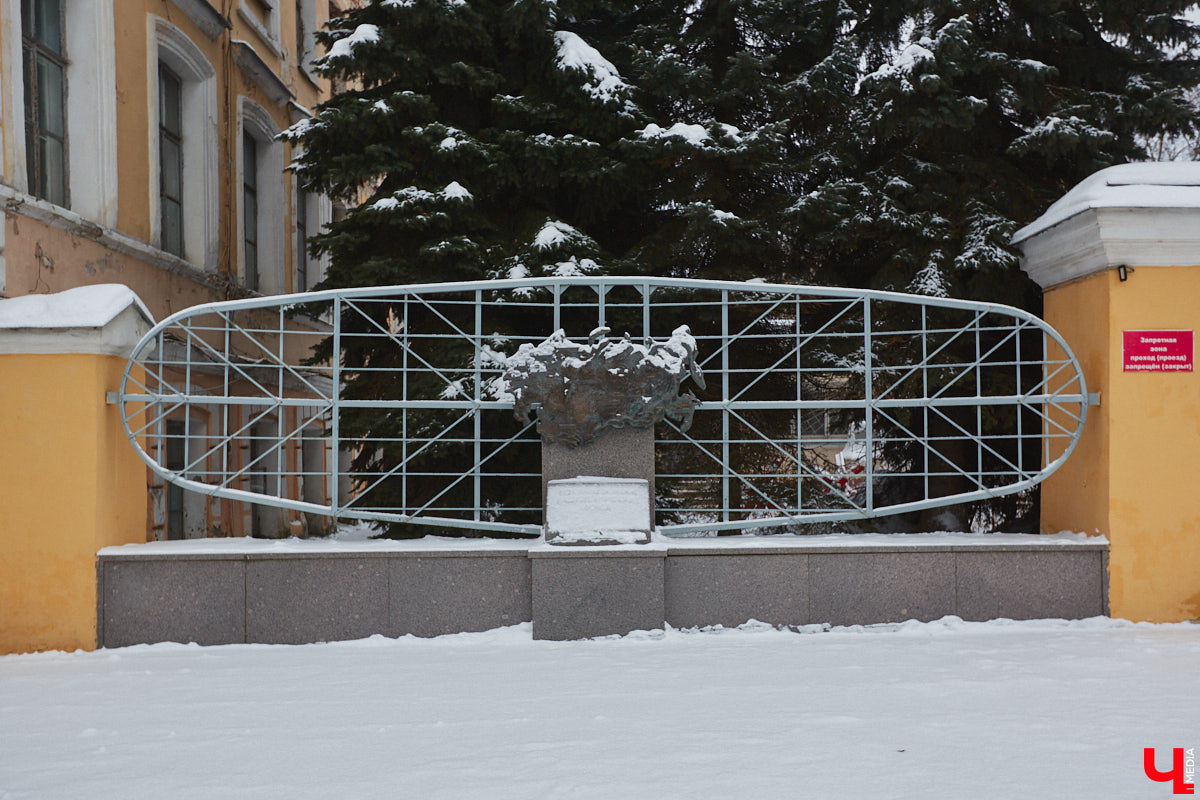 1 декабря 1956 года во Владимире открылись Центральные офицерские курсы. Они разместились в здании некогда семинарского общежития, которое, в свою очередь, было построено на территории Богородицкого монастыря, к тому времени уже упраздненного. «Ключ-Медиа» решил разобраться, как же военные оказались на месте старинной обители.
