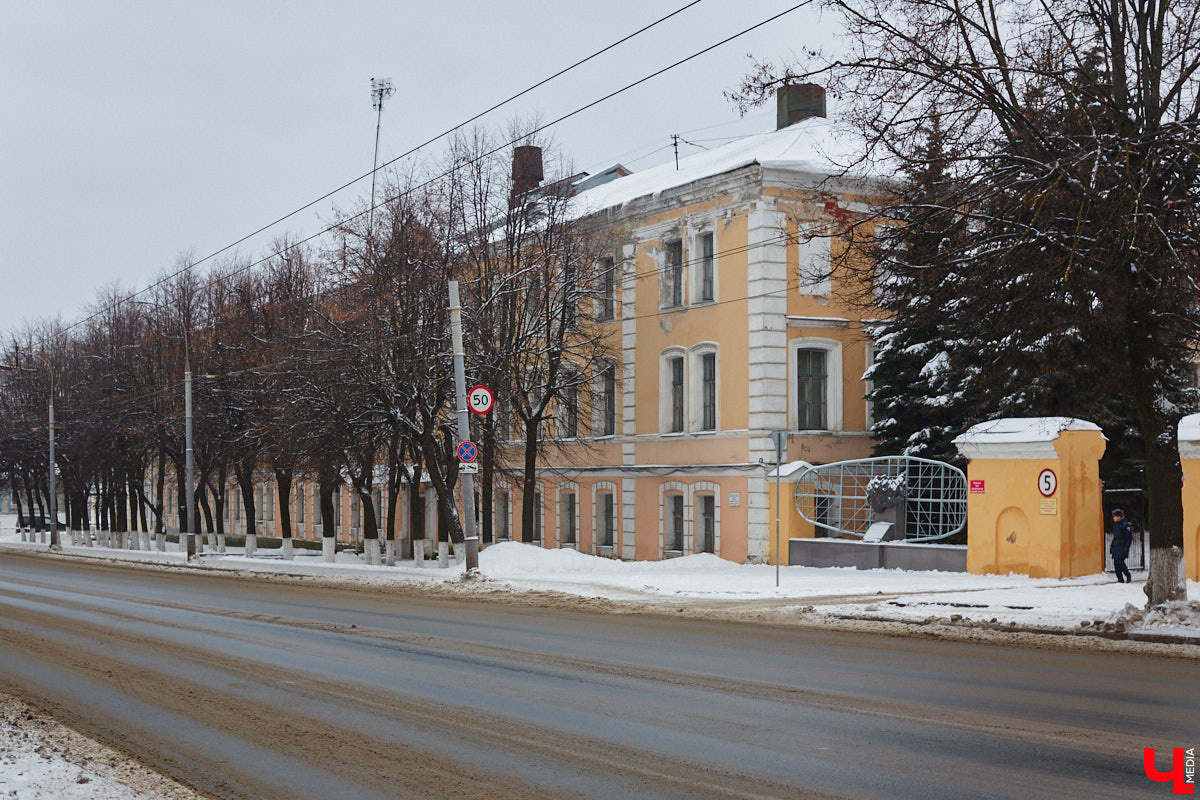1 декабря 1956 года во Владимире открылись Центральные офицерские курсы. Они разместились в здании некогда семинарского общежития, которое, в свою очередь, было построено на территории Богородицкого монастыря, к тому времени уже упраздненного. «Ключ-Медиа» решил разобраться, как же военные оказались на месте старинной обители.