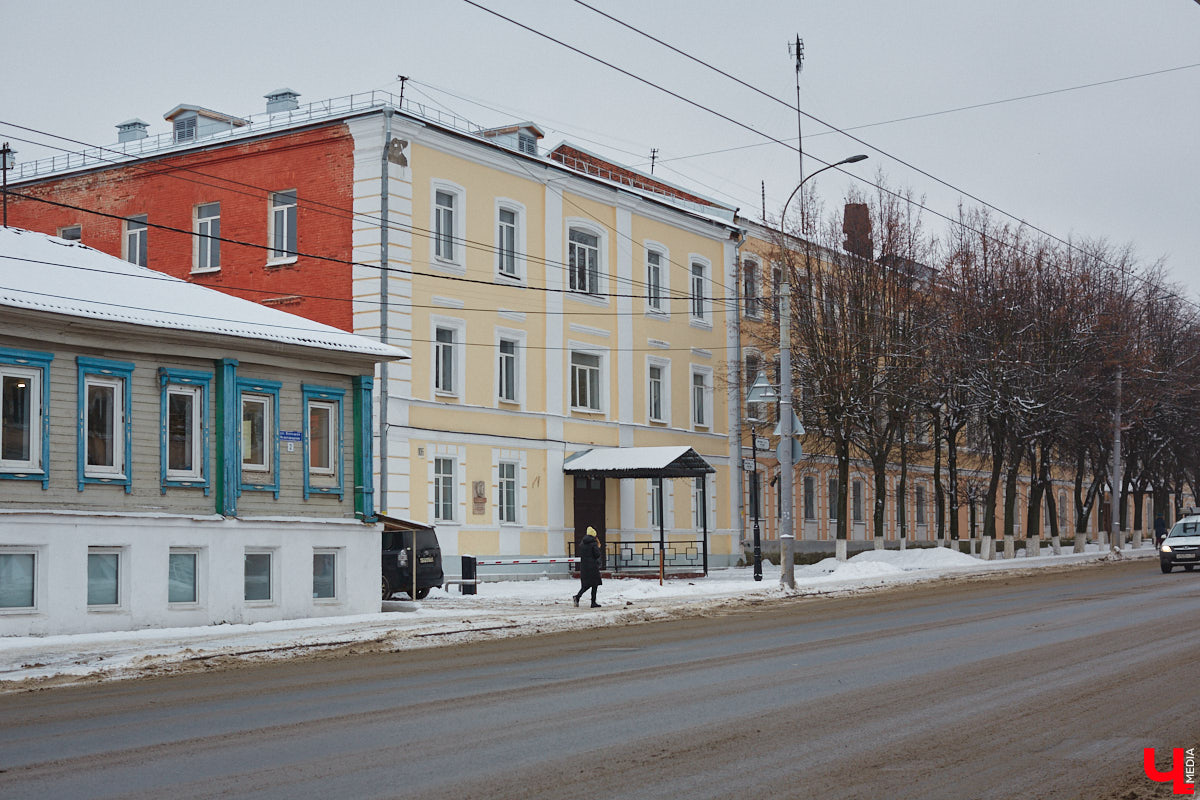 1 декабря 1956 года во Владимире открылись Центральные офицерские курсы. Они разместились в здании некогда семинарского общежития, которое, в свою очередь, было построено на территории Богородицкого монастыря, к тому времени уже упраздненного. «Ключ-Медиа» решил разобраться, как же военные оказались на месте старинной обители.