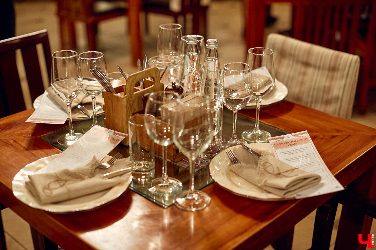 Известный многим ресторан, расположенный на центральной улице Владимира, снова удивил необычным форматом ужина на свой юбилей. Всего за один вечер посетители заведения смогли побывать в Испании, Италии, Южной Африке и Франции. Не забыли, конечно, и о национальной кухне. Подробнее в фоторепортаже «Ключ-Медиа».