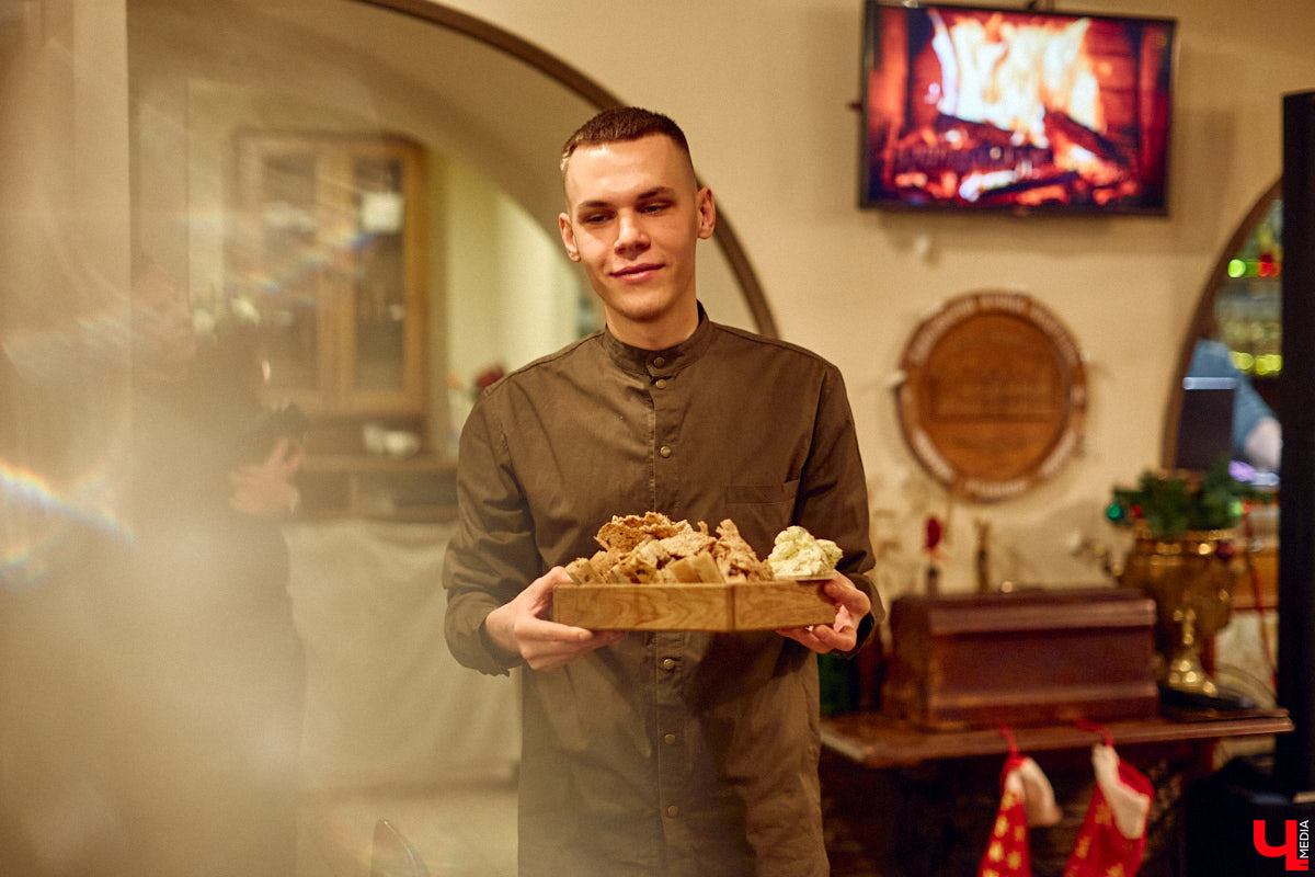 Известный многим ресторан, расположенный на центральной улице Владимира, снова удивил необычным форматом ужина на свой юбилей. Всего за один вечер посетители заведения смогли побывать в Испании, Италии, Южной Африке и Франции. Не забыли, конечно, и о национальной кухне. Подробнее в фоторепортаже «Ключ-Медиа».