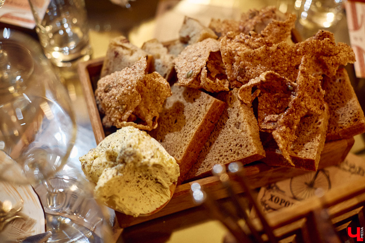 Известный многим ресторан, расположенный на центральной улице Владимира, снова удивил необычным форматом ужина на свой юбилей. Всего за один вечер посетители заведения смогли побывать в Испании, Италии, Южной Африке и Франции. Не забыли, конечно, и о национальной кухне. Подробнее в фоторепортаже «Ключ-Медиа».