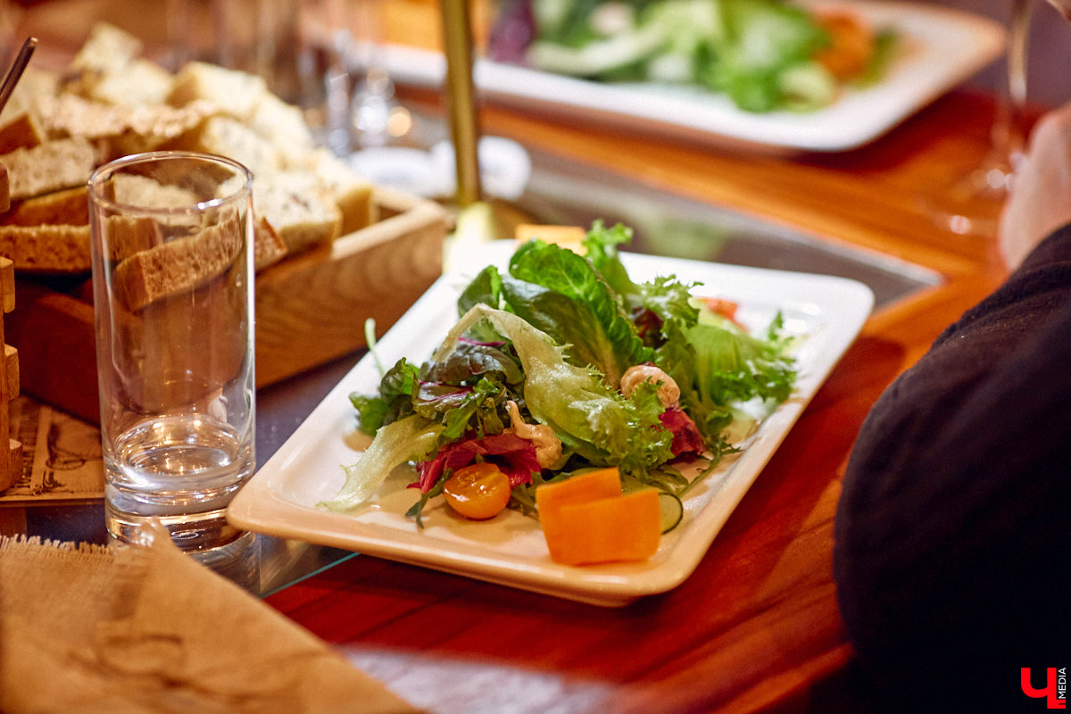 Известный многим ресторан, расположенный на центральной улице Владимира, снова удивил необычным форматом ужина на свой юбилей. Всего за один вечер посетители заведения смогли побывать в Испании, Италии, Южной Африке и Франции. Не забыли, конечно, и о национальной кухне. Подробнее в фоторепортаже «Ключ-Медиа».