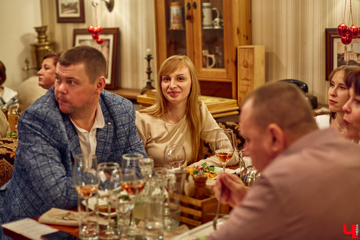 Известный многим ресторан, расположенный на центральной улице Владимира, снова удивил необычным форматом ужина на свой юбилей. Всего за один вечер посетители заведения смогли побывать в Испании, Италии, Южной Африке и Франции. Не забыли, конечно, и о национальной кухне. Подробнее в фоторепортаже «Ключ-Медиа».